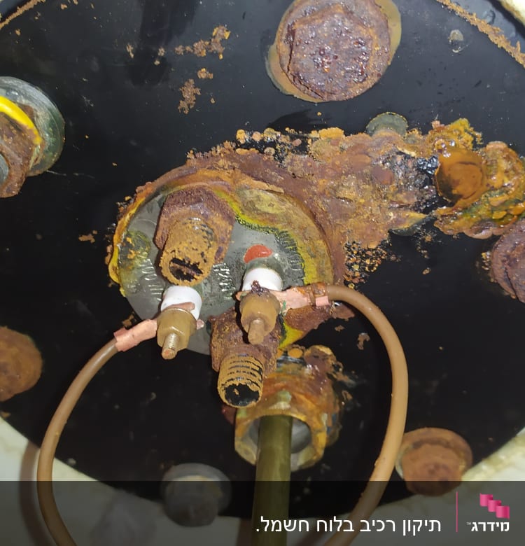 חיבורים חשמליים עם חלודה על לוח מתכת עגול